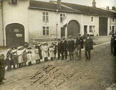 Des enfants à Crévic sur photo sépia, 1913.